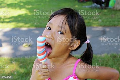 小さなアジアの女の子をなめる Popsicle 4歳から5歳のストックフォトや画像を多数ご用意 Istock