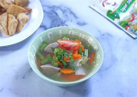 Makanan berkuah ini biasanya memiliki warna bening dan segar. BukaReview: Resep Sayur Sop Bumbu Sajiku, Sayur Segar ...
