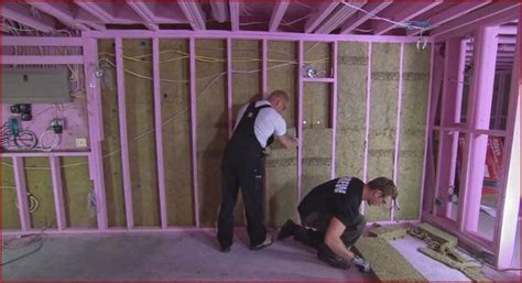 Plus que de la roche, roxul résiste au feu, à l'eau et absorbe le son. THE HOLMES SPOT: Mike Holmes for ROXUL Insulation - Video