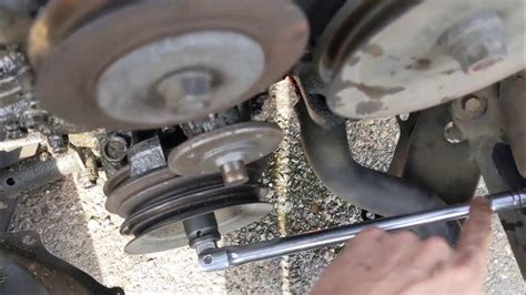 How To Remove Pulley Bolt Trick 22r Youtube