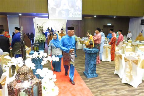 1933, a malaysian leader and founder of malaysian airline system. Kee Hua Chee Live!: ROYAL WEDDING BETWEEN YANG MULIA ...