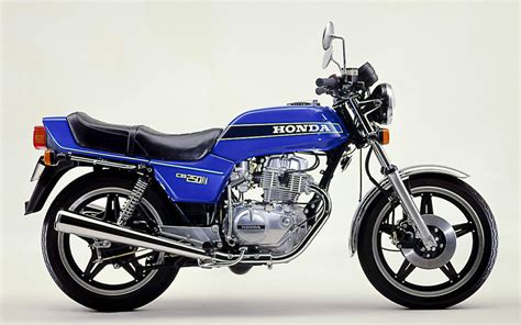 The clip on handlebars, single seat, coupled with the stainless steel instruments and bates style headlamp create cool retro look. Honda CB 250 N (1978-1984) - schickes Design, schwache ...