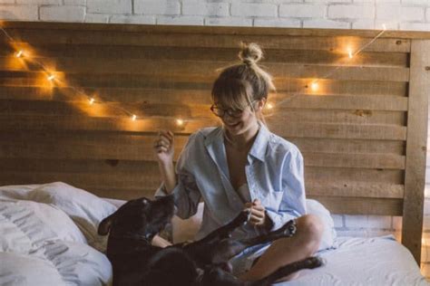 Shaped fronts and a pebble brown finish give this an edgy, yet comfortable look. Acacia Brinley Bedroom - mangaziez