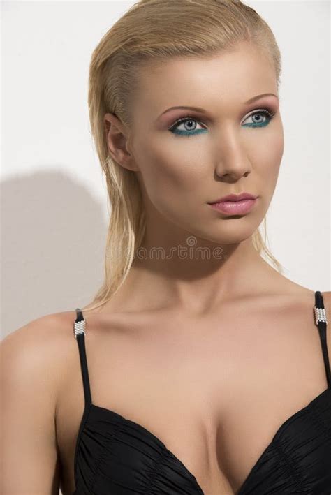 Piękno Portret Obracający Trzy Czwarte Blondynki Dziewczyna Obraz Stock Obraz złożonej z