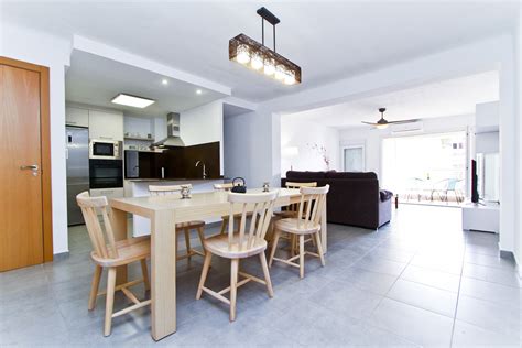 Mostramos 6 estudios y apartamentos para alquilar en la pineda desde 87 € al mes. Apartamento primera linea de mar. La Pineda