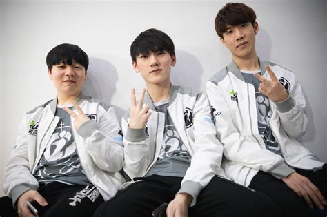Invictus is eastwood in full stanley kramer/richard attenborough mode, playing down to the americans who love cheesy invictus quotes. Invictus Gaming, dispuesto a hacer historia en la LPL