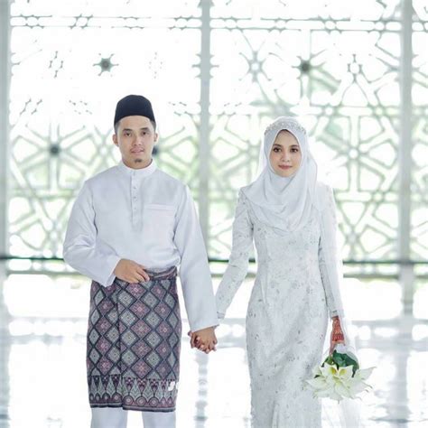 Dalam prosesi akad nikah tersebut, bobby menyerahkan mas kawin berupa seperangkat alat shalat dan logam mulia emas seberat 80 gram. Gambar baju akad nikah melayu no.320 2018-2019 | Gaun pengantin sederhana, Pakaian pernikahan ...