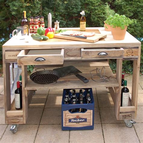 Im einfachsten fall wird die palette bearbeitet, geschliffen und mit einer beliebigen farbe lackiert. ᐅ Grilltisch aus Paletten | Grilltisch, Europaletten tisch ...