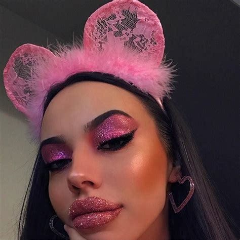 ▵ baddie is an aesthetic primarily associated with instagram and beauty gurus on youtube that is centred around being conventionally attractive by today's beauty standards. pinterest: @mayllxx2 | Pink makeup, Baddie makeup ...