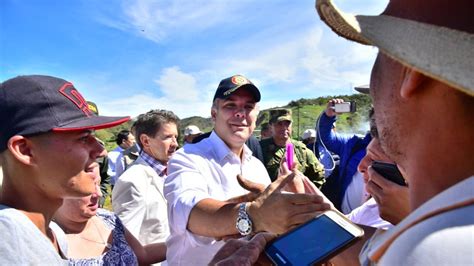 Born in 1976, duque grew up when the drug baron pablo escobar's medellín cartel was at the height. Iván Duque hace recorrido como presidente electo en Gómez ...
