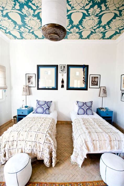 25 Wallpaper Ceiling Ideas For A Wow Effect Digsdigs