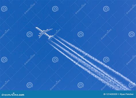 Voo Do Avião De Passageiros De Lufthansa Airbus A340 Grande Na Alta