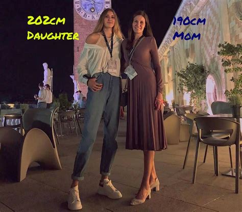 202cm Daughter 190cm Mom By Zaratustraelsabio On Deviantart Tall Women Tall Girl Tall People