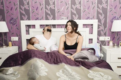4 طرق ذكية تجعل طفلك ينام في سريره البوابة