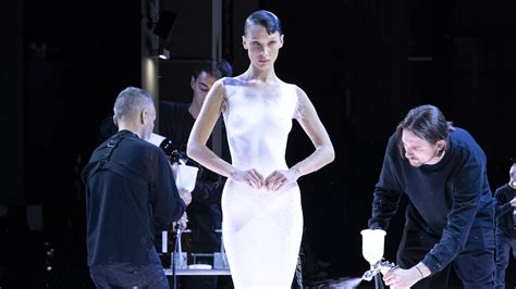 Wow! Bella Hadid kommt nackt auf den Catwalk - und bekommt Kleid