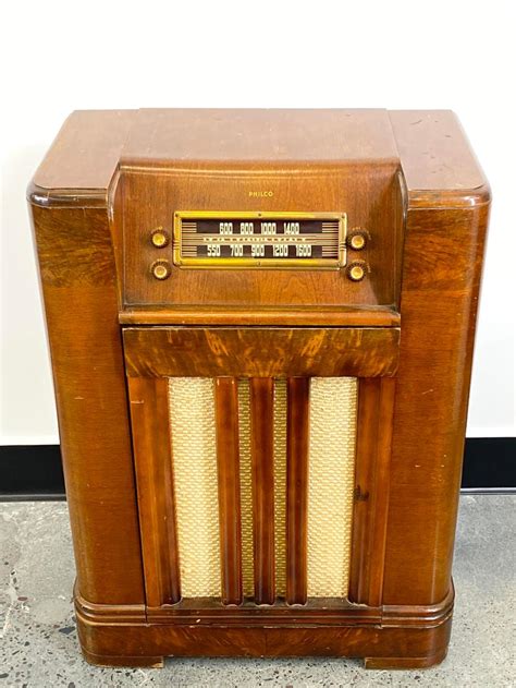 Lot - Vintage Philco Radio/Record Player Model 48-1262
