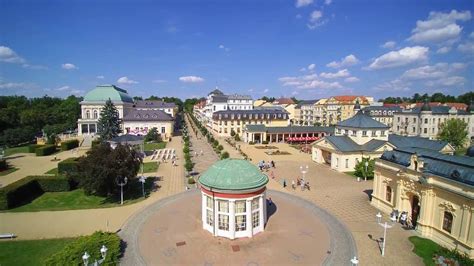 Es besteht aus mehreren beckenlandschaften, die von gebirgen umgeben und unterteilt werden. Flug über Franzensbad (Františkovy Lázně) in Tschechien ...