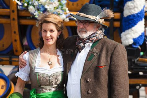 munich allemagne septembre 27 2017 couplez l homme et la femme dans des vêtements bavarois