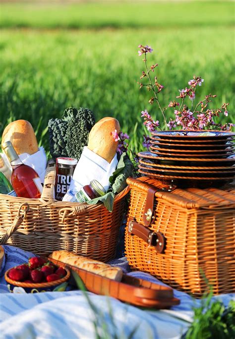 Celebrate Spring With A Perfectly Packed Picnic