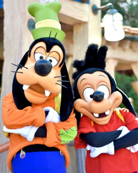 Goofy And Max Goofy Disney Disney World Characters Disney Pictures