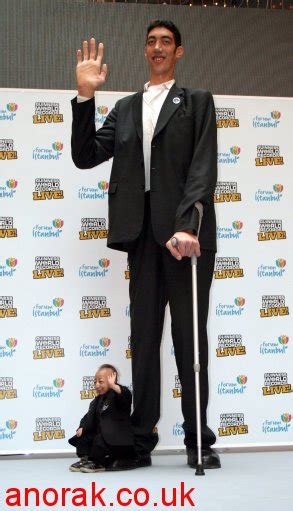 Anorak News Sultan Kosen Worlds Tallest Man Meets He Pingping Worlds Shortest Man In