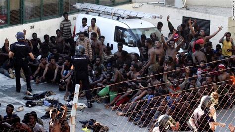 Ceuta Spanish Police Clash With Migrants After 800 Storm Morocco