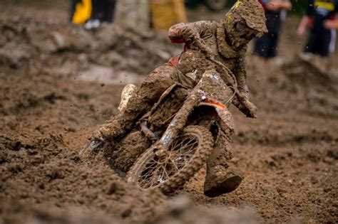 Another tire from bridgestone, this one is ideal for dealing with the kind of treacherous conditions that you may find yourself confronted with as a dirt bike rider, such as mud, loose sand, or dirt. Tips for Riding Dirt Bikes in Mud | MotoSport