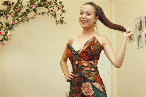 Our money converter uses the average data from international currency rates. Hoàng Thùy Linh đầu tư hơn 4000 USD cho trang phục diễn
