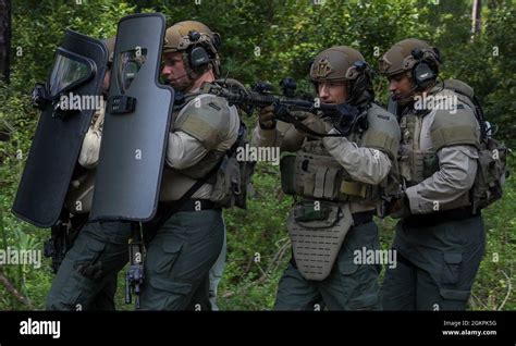 Us Marines With The Special Response Team Srt And Police Officers