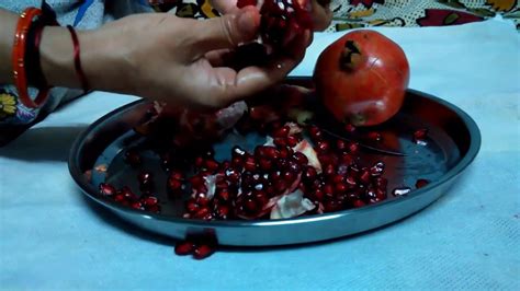 How To Peel A Pomegranate Easily Youtube