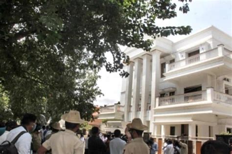 Cbi Raids Ktaka Cong Chief Shivakumars House Recovers Rs 57 Lakh Ld
