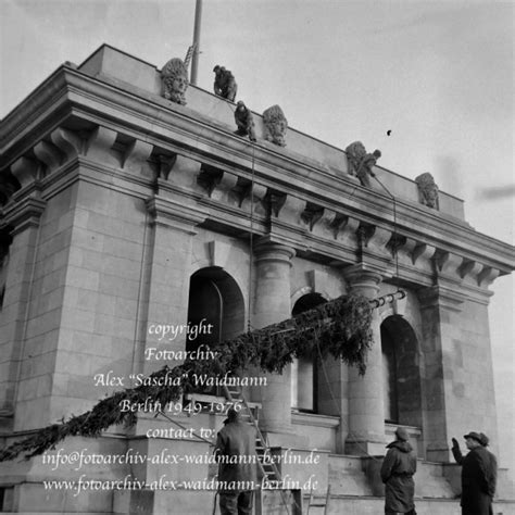 Das brandenburger tor ist ein wahrzeichen berlins und nicht nur wegen seiner zentralen lage zwischen dem potsdamer platz 3 , dem reichstag insbesondere am späten nachmittag finden sich viele besucher auf dem pariser platz 33 vor dem brandenburger tor ein, um mitzuerleben wie die. Fotoarchiv Alex Waidmann Berlin - Brandenburger Tor ...