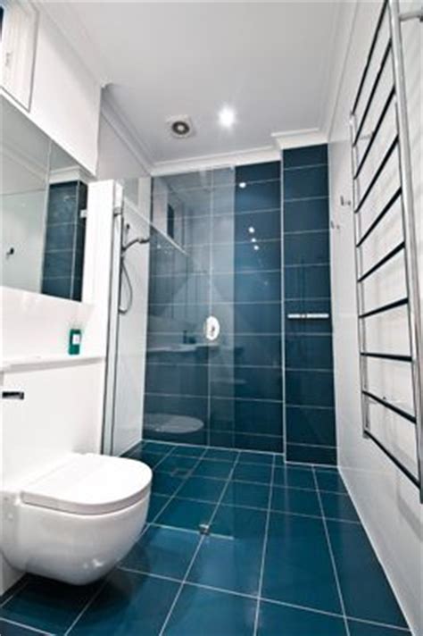 Modern en suite bathroom with large shower. Interesting layout ideas for long narrow ensuite | Ensuite ...