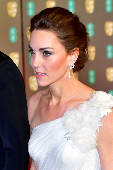Kate middleton wore a beautiful necklace featuring a sweet tribute to george charlotte and louis. KATE MIDDLETON at Bafta Awards 2019 in London 02/10/2019 ...