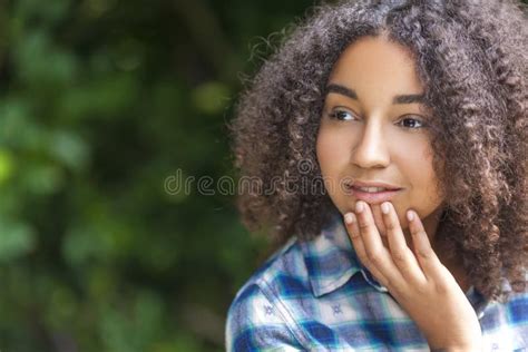 Belle Adolescente De Fille Dafro Américain De Métis Photo Stock Image Du Penser Sourire