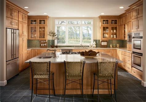 You might be wondering, can maple cabinetry be relevant anymore? Kraftmaid kitchen cabinets, Kitchen cabinet design ...
