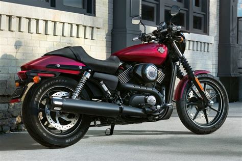 The street rod is equipped with two 300mm discs up front and a single disc at the rear. Evolution of the Harley Davidson Street 750 Model