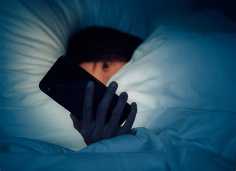 This Is What Happens To Your Brain When You Stop Looking At Your Phone Before Bed