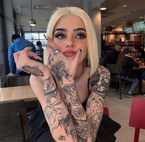 𝔅𝔩𝔞𝔠𝔨 𝔐𝔦𝔫𝔡 ℭ𝔦𝔯𝔠𝔩𝔢 En Instagram “blondie Source Notsick3” Tattoed Women Tattoos Girl Tattoos