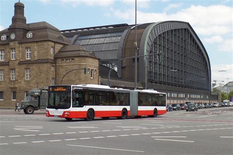 Auf der karte sind vorgeführt metrobus liniennetz in hamburg. HHA 7345 (HH-YB 1385) am 28.4.2014 auf Metrobus-Linie 6 ...