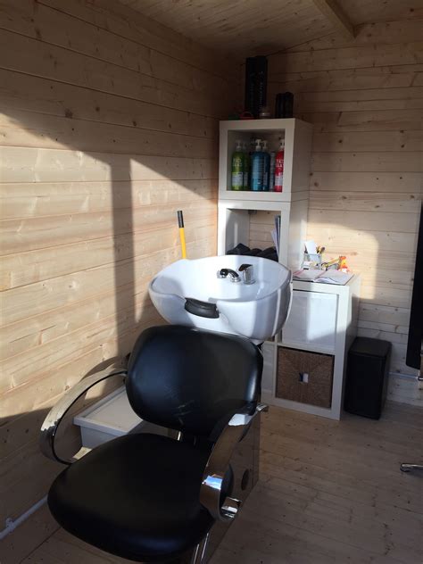 Emma Vietch Turned Her Log Cabin Into A Hair Salon To Free Up Some Space In Her House And Hasnt