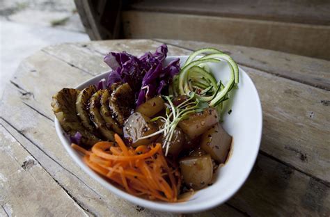 Wholey ist ein hersteller von smoothie bowls, bei denen ausschließlich bio‑zutaten verwendet werden, und glaubt an die natürliche kraft der pflanzen. Wholey Wonder: A Vegan Cafe And Studio For Yoga In Penang