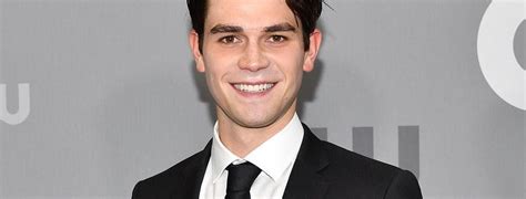 Apa and good trouble's maia mitchell as. KJ Apa Falls for Maia Mitchell in Netflix's New Rom-Com ...