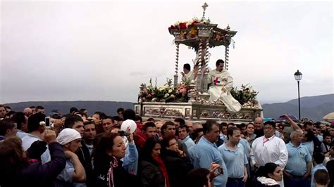 La zapeadora de mollet lo intenta con la primera y la segunda, pero es tarea imposible, peinado está muerto por dentro. Sevillanas a la Virgen de la Cabeza 2 - YouTube