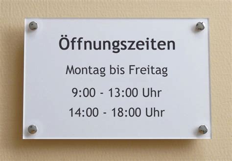 Mit hilfe von einem laminiergerät kann man dieses. Edle Öffnungszeiten-Schilder aus Acrylglas / PLEXIGLAS®