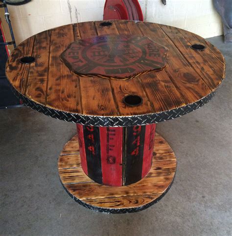 I then accessorized it with farmhouse style. Wooden Spool Fireman's Table (With images) | Diy outdoor wood projects, Wood spool, Spool tables