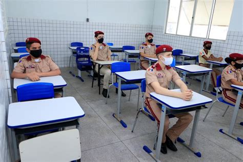Em Um Colegio Publico A Admissao
