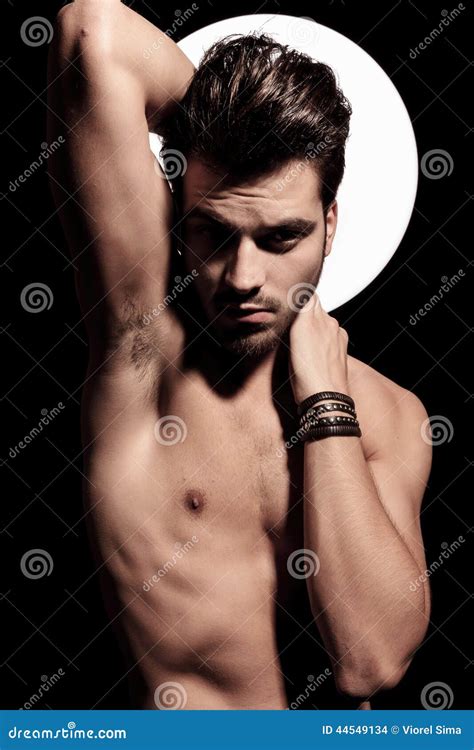 Giovane Uomo Sexy Nudo Con La Posa Leggera Di Aura Fotografia Stock Immagine Di Scuro