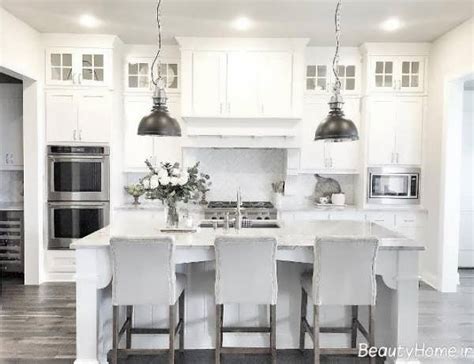 Since subway tiles are one of the most trending kitchen backsplash materials, manufacturers are now trying to produce them in larger sizes like 3 inches by 9 inches and 4 inches by 12 inches. دکوراسیون آشپزخانه سفید با طراحی مدرن و متفاوت