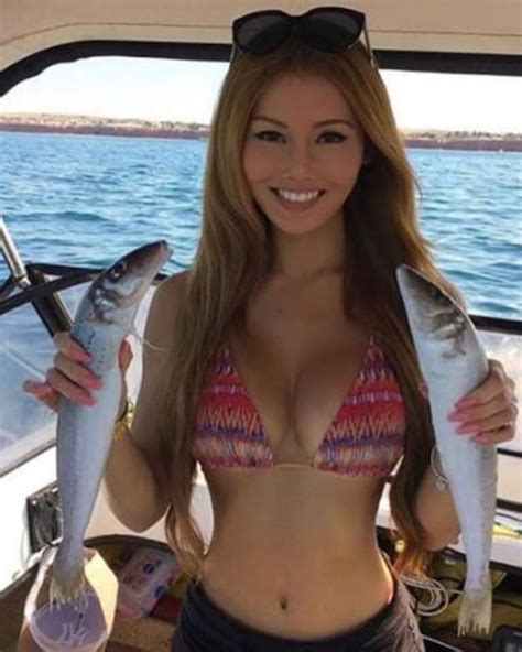 Hot Girls Fishing 32 Pics